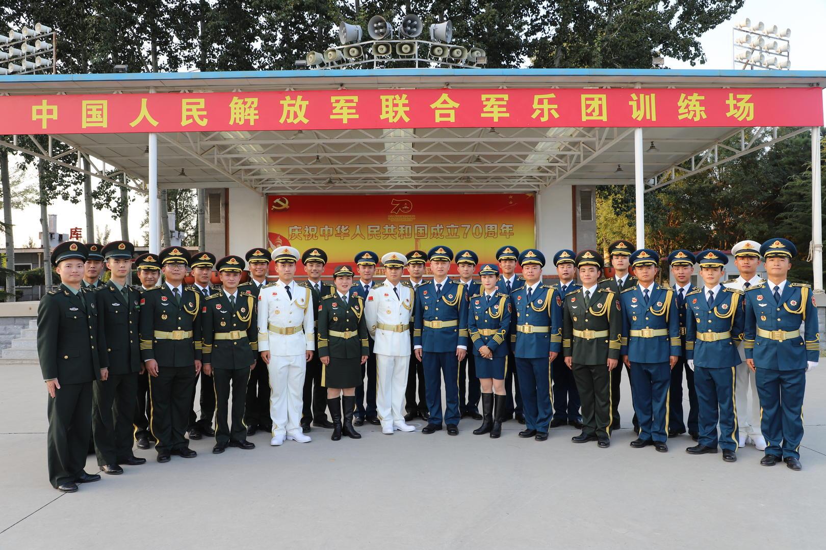 19岁女生在阅兵仪式上担任长号手在阅兵仪式上担任长号手的女生确实展现了年轻人的才华和勇气。长号作为一种重要的乐器，在阅兵仪式上扮演着重要的角色，能够演奏出激昂、雄壮的音乐，为整个仪式增添气氛。这位年仅19岁的女生能够在如此重要的场合担任长号手，展现了她出色的音乐才华和勇气。